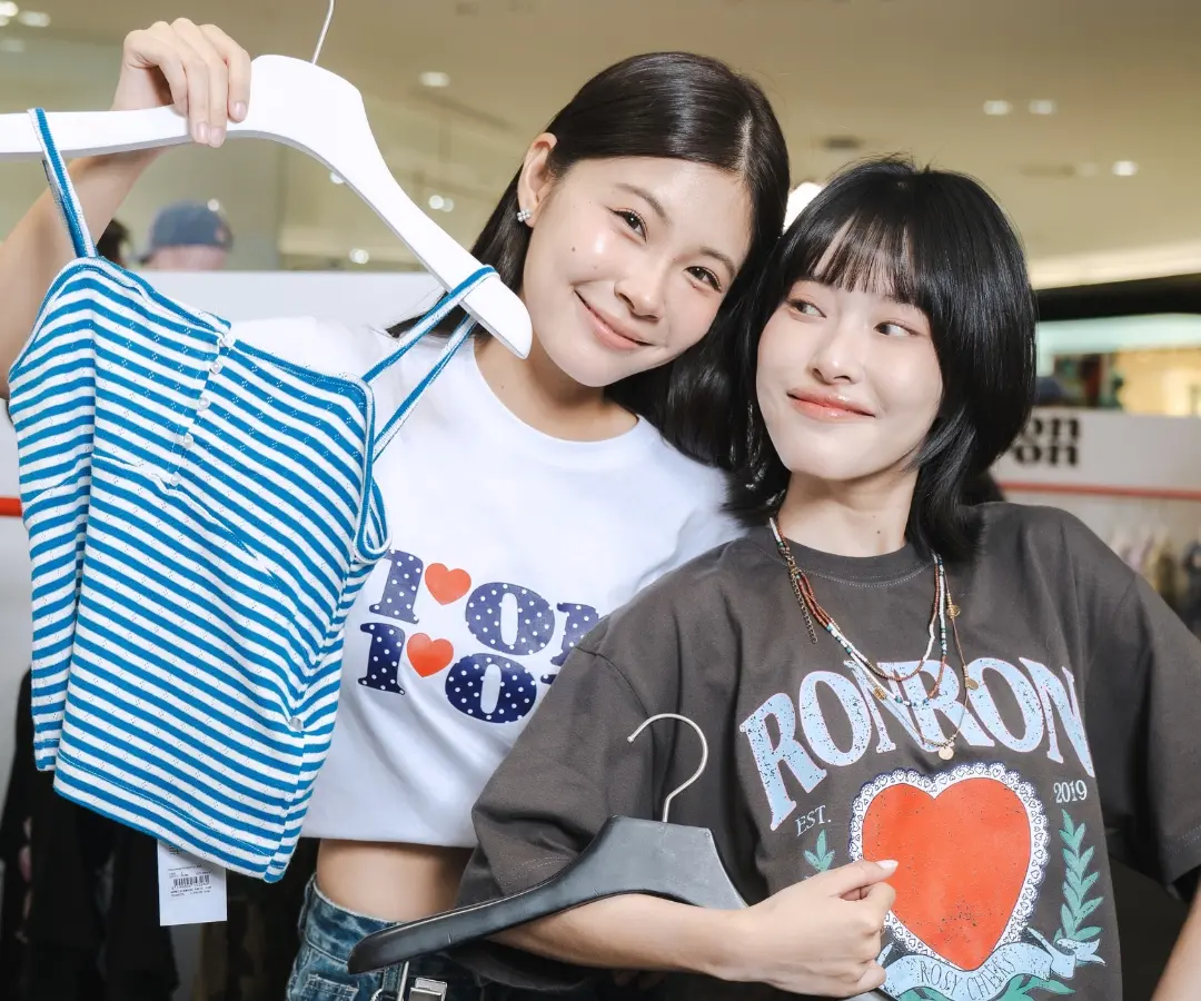 방콕 시암 디스커버리 RONRON 팝업스토어에서 제품을 살펴보는 모습.